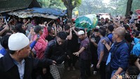 Bukannya ikut membantu, warga malah sibuk mengambil foto jenazah Jupe dengan ponsel masing-masing (Foto: Hanif Hawari/detikHOT)