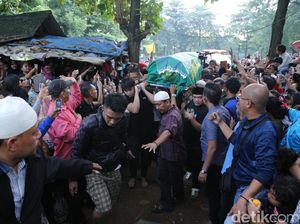 Warga Padati Pemakaman Jupe