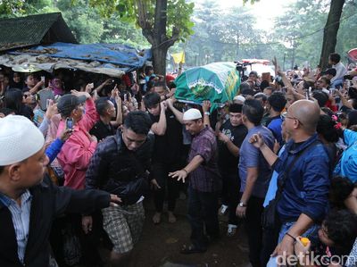 Warga Padati Pemakaman Jupe