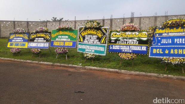 Ada pula karangan bunga dari Rachmawati Soekarnoputri.