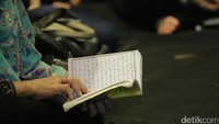 Lantunan ayat suci mengisi tahlilan tersebut. Foto: Hanif/detikHOT