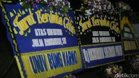 Almamater Jupe juga mengirimkan karangan bunga. Foto: Hanif/detikHOT