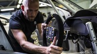 Untuk kecepatan, berkat mesin yang sudah dioprek tadi, mobil sport Leon Cup Racer bisa berlari sampai 267 km per jam. Pergerakan mobil dengan berat 1.119 kg dikontrol oleh rem 378 mm dengan kaliper 6 piston. Sementara Ducati yang total bobotnya 157 kg yang memiliki rem 340 mm dan 4 piston untuk mengatur kecepatan mesin yang bisa mencapai 350 km per jam. SEAT/Ducati/via Newspress.