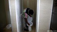 Petugas terlihat memantau fasilitas berupa toilet di parking bay.