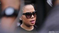 Melaney Ricardo tiba di kediaman Jupe di Cibubur untuk melayat dengan mengenakan busana serba hitam. (Foto: Hanif Hawari/detikHOT)