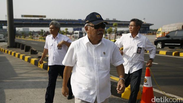 Menteri PUPR Basuki Hadi Muljono meninjau Gerbang Tol Cikarang Utama, Cikarang, Jawa Barat, Sabtu (10/6/2017