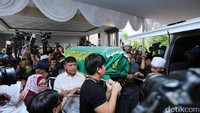 Jenazah Jupe dibawa ke masjid untuk disalatkan (Foto: Hanif Hawari/detikHOT)