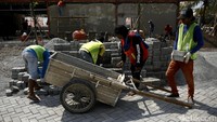 Lahan yang diperluas pun dibuat nyaman dengan pemasangan konblok.