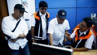 Proyek pelebaran jalan di ruas Tol Cikampek dikerjakan untuk menyambut pembangunan tol elevated atau tol layang sepanjang Cikunir-Karawang.