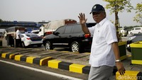 Basuki mengatakan, kami ini kan cek detail untuk persiapan mudik nanti dari segi prasarananya, parking bay-nya, sistemnya, koordinasinya bagaimana, kalau ada macet nanti dipecah dimana. Mudah-mudahan sistem sudah improve dan rest area parking bay sampei alternatif Cipali, di sana ada 6 tambahannya. Tiap parking bay kira-kira kapasitasnya 80 kendaraan. Pak Kapolri sudah ngecek langsung, kakor juga sudah cek dari heli bisa sampai Weleri.