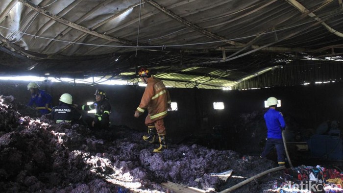 Gudang Majun di Cikancung Bandung Terbakar, 5 Unit Damkar Diterjunkan