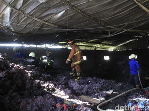 Gudang Majun di Cikancung Bandung Terbakar, 5 Unit Damkar Diterjunkan