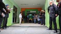 Nampak pengamanan diperketat saat jenazah Jupe dibawa keluar dari ICU (Foto: Hanif Hawari/detikHOT)