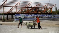 Sabtu, (10/6/2017), sejumlah pekerja tengah menyelesaikan pembangunan beberapa fasilitas di rest area 2017 di ruas Tol Palikanci, Jawa Barat.