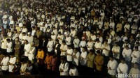 Penampakan ribuan PNS saat melaksanakan salat Tahajud berjamaah di GOR Goentoer Darjono, Purbalingga, Jawa Tengah, Sabtu (10/6/2017). Pool/Arbi Anugrah.
