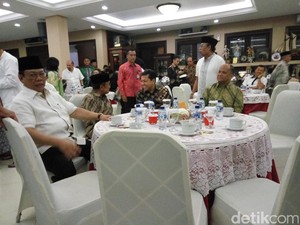 Petinggi Golkar dan BJ Habibie Buka Puasa Bersama