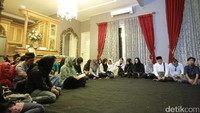 Suasana tahlilan di rumah duka Jupe di kawasan Cibubur, Jakarta Timur, Sabtu (10/6/2017). Foto: Hanif/detikHOT