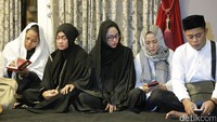 Dewi Persik terlihat hadir, ia menenangkan ibunda Jupe, Sri Wulansih. Foto: Hanif/detikHOT