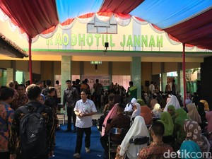 Jokowi Janji Bangun Rusun 3 Lantai untuk Ponpes Darussalam Ciamis