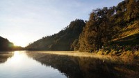 Saat berkunjung ke Ranu Kumbolo, terdapat hal yang perlu untuk diperhatikan seperti pendirian tenda yang hanya boleh di savana dekat pos empat dan shelter di balik bukit. Hal ini karena tanah di sekitaran Ranu Kumbolo dianggap sakral oleh suku adat Tengger. (Pradikta/dTraveler)