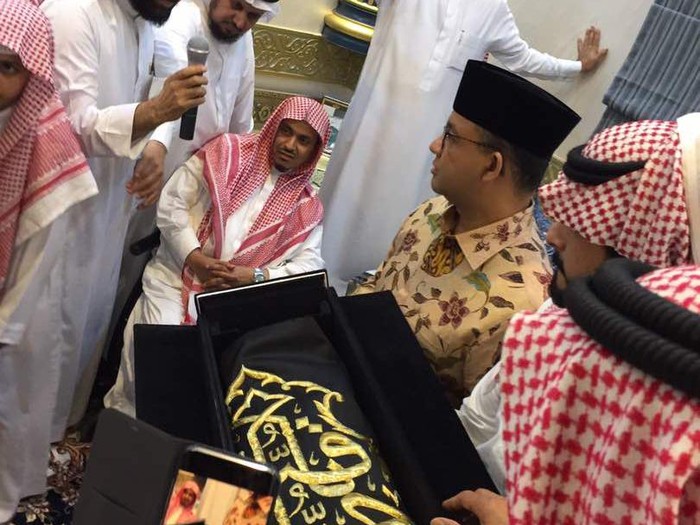 hal gaib dari mekah Di Mekah Anies Baswedan Diberi Kiswah dari Area Multazam hal gaib dari mekah Di Mekah Anies Baswedan Diberi Kiswah dari Area Multazam
