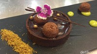 Semakin cantik karena tartlet dilengkapi saus pistachio dan garnish istimewa dengan tambahan bubuk emas.
