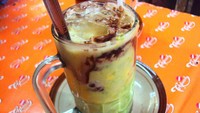 Sekilas mirip seperti jus. Tapi ini adalah buah alpukat yang dihancurkan dan diberi tambahan serutan es batu dan siraman susu cokelat. Yummy! Foto: Detikfood