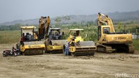Sebagian warga mengajak anaknya bermain di sekitar alat berat.