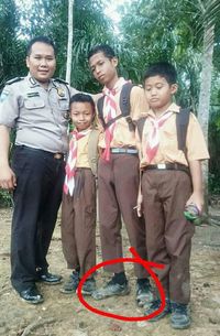 Kisah polisi dan bocah bersepatu koyak yang viral
