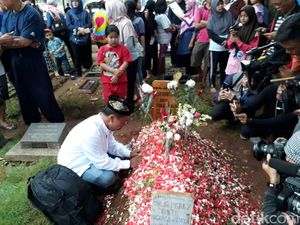 Djalal, Pencipta Lagu Selamat Jalan Jupe Minta Maaf di Makam Jupe