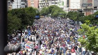 Kejatuhan Venezuela ke dalam krisis ekonomi muncul pada 2015, saat harga minyak jatuh sampai ke titik US$ 30 per barel. Venezuela kehilangan banyak penerimaan karena sangat bergantung pada komoditas tersebut. Luis Robayo/AFP.