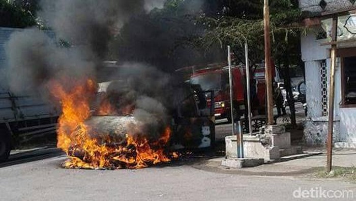 Kendaraan Roda Empat Terbakar di Jombang