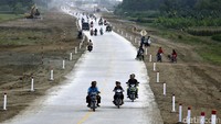 Pengendara sepeda motor melintas di Tol Pejagan-Pemalang seksi III. Seperti diketahui, Menteri PUPR, Basuki Hadimuljono memastikan seksi 3 dan 4 ruas tol Pejagan-Pemalang yang menghubungkan Brebes Timur (Brebes Exit/Brexit) hingga Pemalang bisa dilalui secara fungsional untuk mudik Lebaran tahun ini.