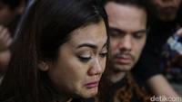 Nia Anggita masih tak bisa menahan tangisan setelah ditinggal Jupe (Foto: Hanif/detikHOT)
