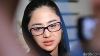 Dewi Persik mengaku sangat sedih tak bisa melihat jenazah Jupe untuk terakhir kali. Foto: Hanif/detikHOT