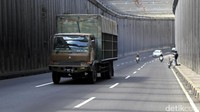 Kendaraan melintas di semi terowongan atau semi tunnel Nagreg.