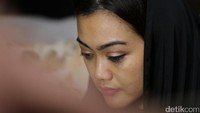 Nia Anggia juga yang memberikan kabar kepada publik atas meninggalnya Jupe. Foto: Hanif/detikHOT
