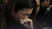 Nia Anggia berusaha untuk tegar, tapi sepertinya hal itu sangat berat baginya. Foto: Hanif/detikHOT
