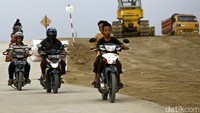 Meski belum difungsionalkan, namun sejumlah pengendara mobil maupun motor sudah bisa melintas di jalan tersebut.