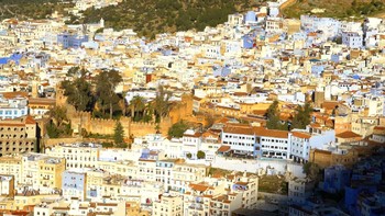 Negara paling banyak dicari di Google yang pertama adalah Maroko. Negara ini punya banyak hal menakjubkan yang ditawarkan kepada para turis. Foto: Kota Chefchaouen yang juga dijuluki kota biru di Maroko (Irfan Padli/TRANS7).