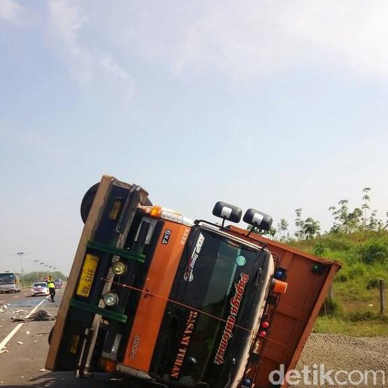 Dua Orang Tewas dalam Kecelakaan  Bus dan Truk  di Tol  Cipali 