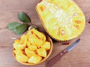 Rasanya Mirip Daging Babi, Ini Reaksi Bule Saat Makan Nangka Muda!