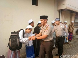 Selama Ramadan, Polres Sukabumi Bagikan 1.000 Alquran ke Ponpes