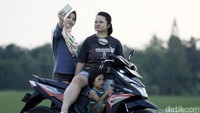 Warga berfoto-foto di lokasi proyek tol Pejagan-Pemalang seksi 3 dan 4.