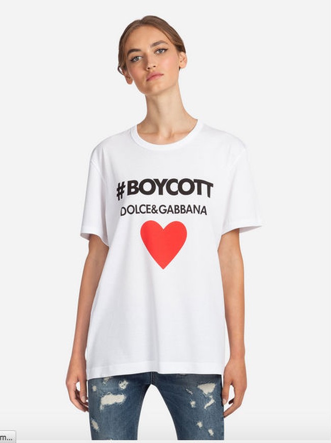 Baru-baru ini, Dolce & Gabbana menjadi bulan-bulanan lantaran iklan berbau rasisme jelang peragaan mereka di Shanghai, China. Akibatnya, hajatan tersebut dibatalkan di menit terakhir dan artis-artis China berbondong-bondong memboikot produk mereka.  Foto: Dok. Dolce & Gabbana