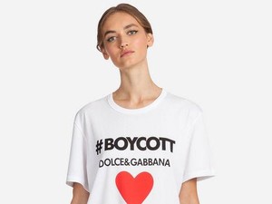 Dikritik karena Dukung Melania Trump, Dolce & Gabbana Rilis Kaos Boikot