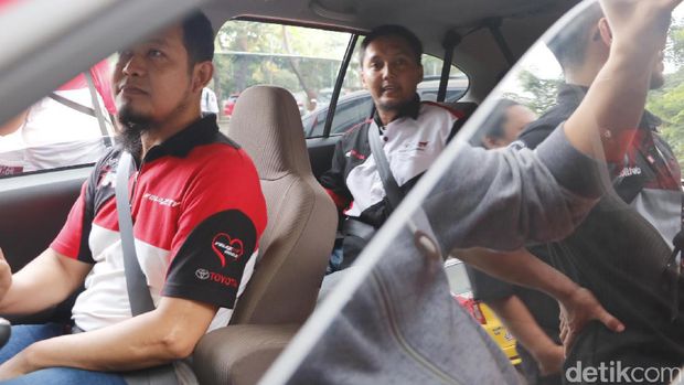 Peserta coaching clinic mengikuti games di mobil Toyota Calya