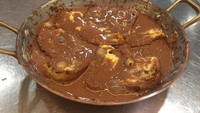 Langkah selanjutnya susun potongan croissant cokelat di atasnya. Usai ditambahkan lelehan cokelat, adonan dipanggang dalam oven menggunakan teknik bain marie.