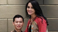 Namun Ririn Ekawati tak berada di sisi sang suami saat mengembuskan napas terakhirnya karena tengah menjalani umrah (Foto: Ririn Ekawati/Instagram)