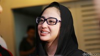 Dewi Persik memang punya masa lalu kurang baik dengan Jupe. Namun ia mengaku tetap saling berbagi dengan Jupe. Foto: Hanif/detikHOT